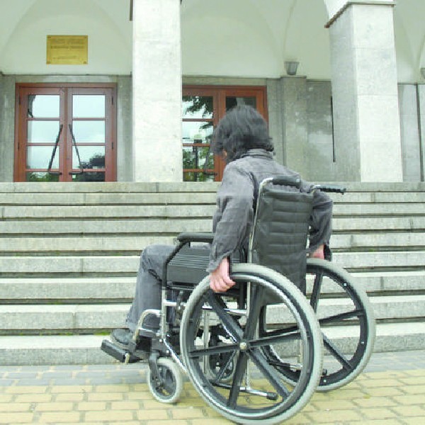 Teatr nasz widzę ogromny, ale tylko z zewnątrz - wjechać na wózku się tutaj nie da, chyba, że zaproszę krzepkich kompanów