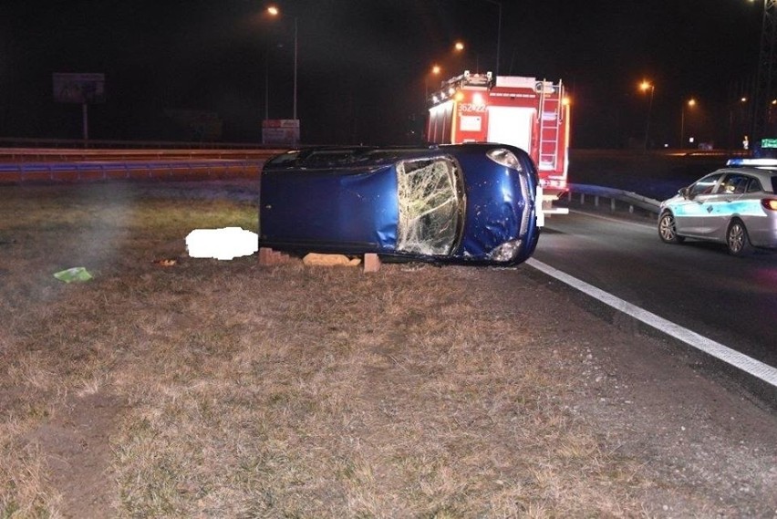 Wypadek w Ładnej. Samochód wypadł z drogi. Jedna osoba nie żyje