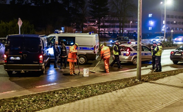Wczoraj około godz. 15.30 dyżurny bydgoskiej policji otrzymał informację o wypadku drogowym na ulicy Ogińskiego w Bydgoszczy. Na miejscu okazało się, że kierujący samochodem marki Audi A4 na przejściu dla pieszych śmiertelnie potrącił 6-letnie dziecko. 77-letni kierujący był trzeźwy. >> Najświeższe informacje z regionu, zdjęcia, wideo tylko na www.pomorska.pl 