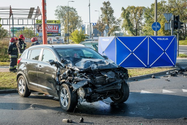 W wyniku zderzenia dwóch aut osobowych nie żyje kobieta - pasażerka jednego z aut.Druga osoba w stanie ciężkim trafiła do szpitala.Do zdarzenia doszło na skrzyżowaniu Kamiennej i Fabrycznej. Ruch Kamienną w kierunku Fordonu jest utrudniony. Ze wstępnych ustaleń funkcjonariuszy wynika, że kierujący pojazdem marki Kia, jadąc ulicą Kamienną w kierunku Fordonu, zderzył się z pojazdem marki Peugeot, który jadąc ulicą Kamienną od strony Fordonu, skręcał w lewo w ulicę Fabryczną.