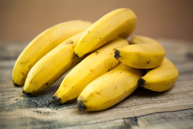 Z bananów można przygotować zdrowe, domowe czipsy.