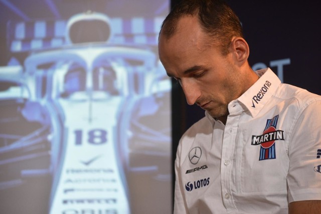 Robert Kubica po ośmiu latach przerwy powraca za stery bolidu F1! Niewielu wierzyło,że ten sen może się ziścić. A jednak! W czwartek Polak podpisał kontrakt z Williamsem na sezon 2019.Kilka godzin temu przejechał swoje pierwsze okrążenia w sesji treningowej w Abu Zabi. Dziennikarz Sky Sport przeanalizował dokładnie jazdę Kubicy, szczególnie gdy wchodzi przy dużej prędkości  w ostry zakręt. Robert bez wątpienia ma swój wyjątkowy sposób prowadzenia pojazdu F1. Na filmie widać ułożenie ręki, która przecież nie do końca jest w 100 procentach sprawna. Najbliższe wyścigi o punkty w przyszłym roku. Wszyscy trzymamy kciuki za Roberta Kubicę, wierzymy, że kierowca wróci znów do czołówki najlepszych kierowców na świecie. FILM - KLIKNIJ KOLEJNY SLAJD