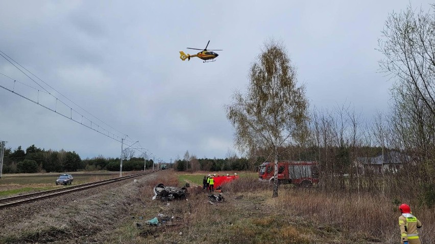 Potworna tragedia przy granicy Świętokrzyskiego. Zginęło małżeństwo, ranne dziecko zabrane przez śmigłowiec z Kielc 