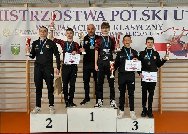 Medaliści Olimpijczyka w mistrzostwach Polski U-15 oraz trener Łukasz Fafiński>>>
