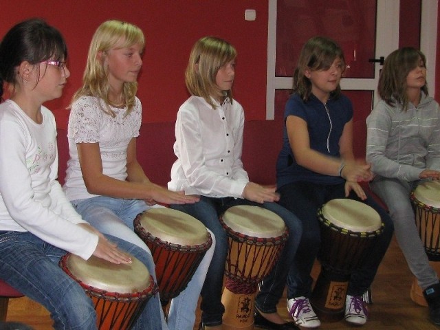 Projekt "Szkoła bez barier" będzie realizowany w gminie Długosiodło. Przewiduje m.in. naukę gry na bębnach.