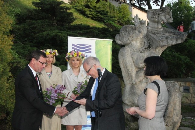 Beata Ryń z Muzeum Wsi Kieleckiej z Markiem Mikosem z TVP Info przekazali pałeczkę sztafety 150 x Żeromski Henrykowi Milcarzowi, prezesowi Wodociągów Kieleckich.