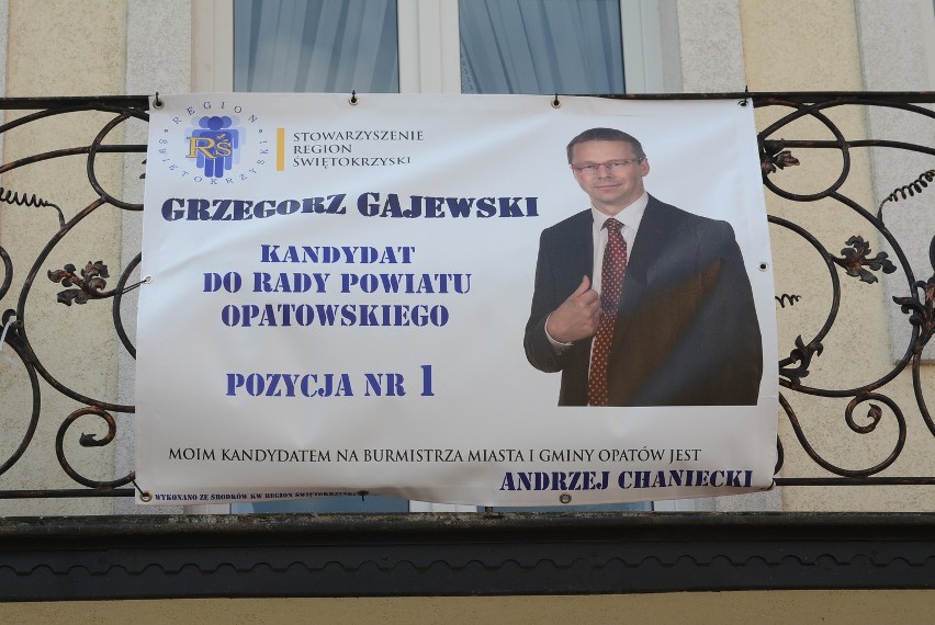 Grzegorz Gajewski zawiesił baner na balkonie kamienicy przy...