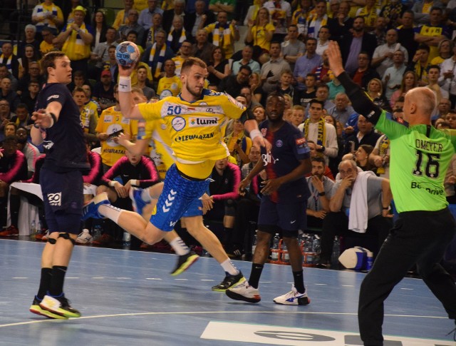 Kosmiczny mecz, to i oceny kosmiczne. Piłkarze ręczni PGE VIVE Kielce wygrali pierwszy mecz ćwierćfinału Ligi Mistrzów z PSG Handball 34:24. Naszym zdaniem kielczanie rozegrali jeden z najlepszych, jeśli nie najlepszy mecz w historii klubu. Oceny zawodników wraz z krótkimi uzasadnieniami pod kolejnymi zdjęciami. Koniecznie skomentujcie oceny na naszym facebookowym fanpage'u Handball Echo Dnia.