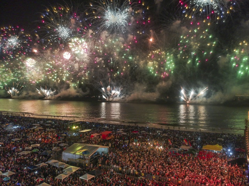 Pokaz nad Copacabaną w Rio De Janeiro trwał 14 minut....