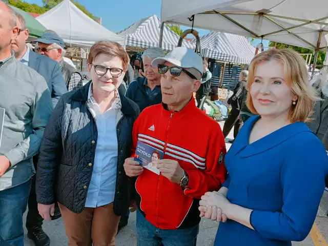 Beata Szydło i Anna Krupka na targowisku w Jędrzejowie. Więcej na kolejnych zdjęciach