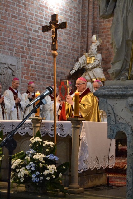 Biskup Jan Wieczorek świętował w sanktuarium w Rudach swoje 80 urodziny [ZDJĘCIA]