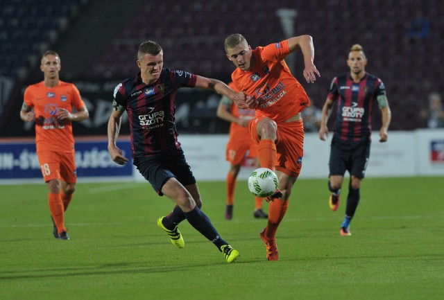 Mateusz Matras (z lewej) strzelił gola na 1:0 w meczu pierwszej rundy z Termaliką. Pomocnik Portowców ma w tym sezonie już cztery trafienia na koncie, to najlepszy wynik w karierze.