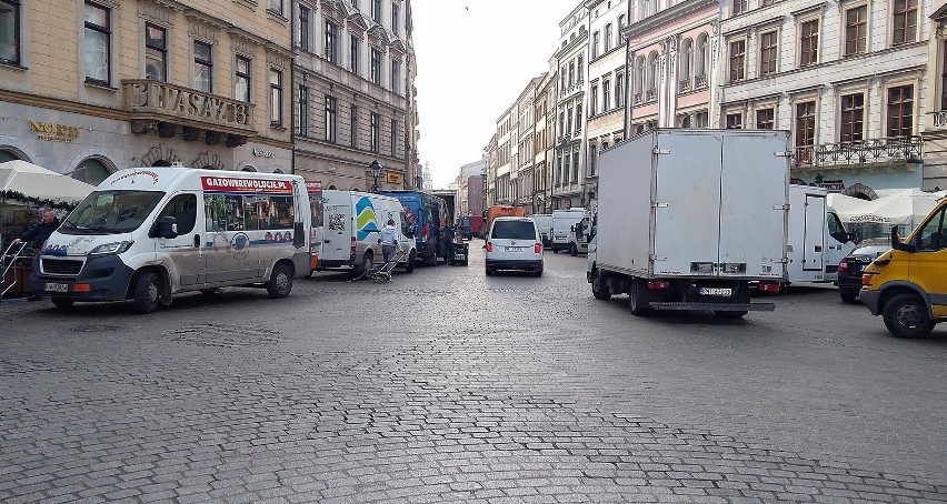 Kraków. Rynek pełen samochodów, czyli poranek dostawców [GALERIA]