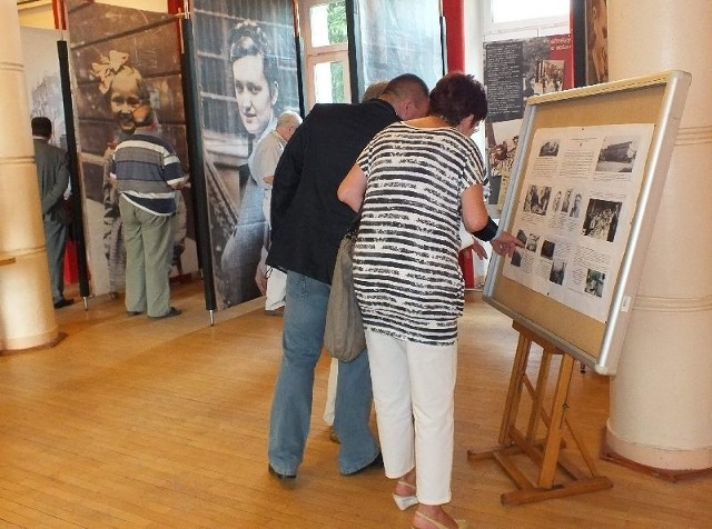 Zwiedzający oglądali zgromadzone na wystawie pamiątki i zdjęcia.