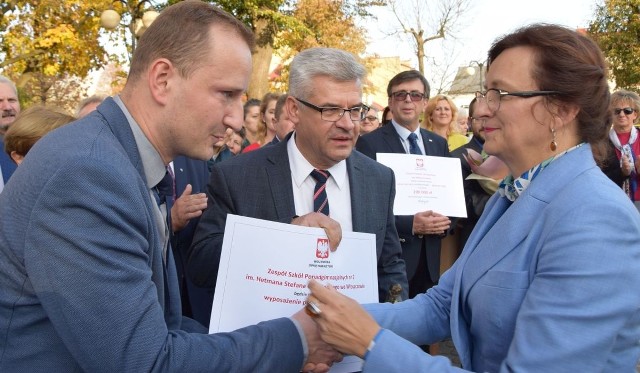 Wojewoda Agata Wojtyszek przekazała działaczom Prawa i Sprawiedliwości we Włoszczowie dwa pokaźne czeki – na dosprzętowienie szpitala oraz pracowni komputerowej jednej szkoły ponadgimnazjalnej.