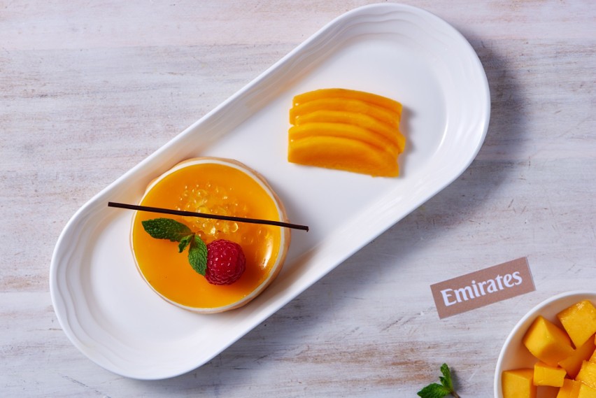 Letnie desery w menu, czyli co można zjeść na pokładzie samolotu linii Emirates? 