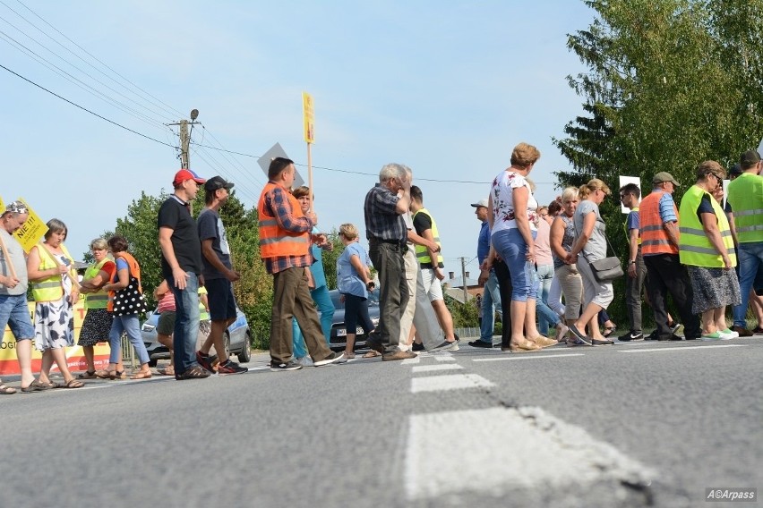 Kolejny strajk w Mniszewie. Mieszkańcy zablokowali drogę DK 79. Protestują przeciw jej przebudowie 