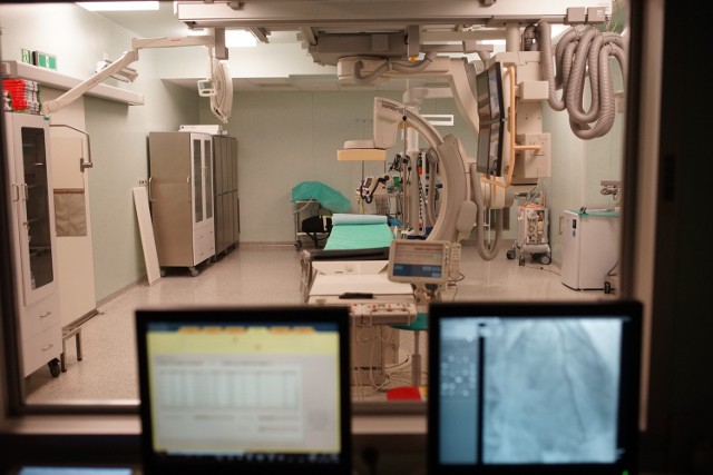 Szpitalne oddziały kardiologiczne pozwalają dzisiaj zarobić na utrzymanie także innych oddziałów. Po zmniejszeniu wycen za procedury kardiologiczne, szpitale będą notowały straty