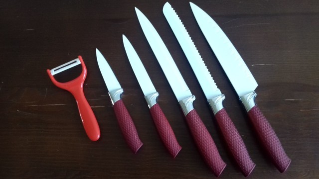 Rodzaje noży kuchennychNoże, chociaż dosyć proste w budowie, czasem są używane niezgodnie z przeznaczeniem. Warto zatem wiedzieć, do czego który nóż służy.