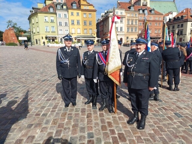 Poczet sztandarowy Ochotniczej Straży Pożarnej w Czarncy podczas jubileuszowych uroczystości w Warszawie.