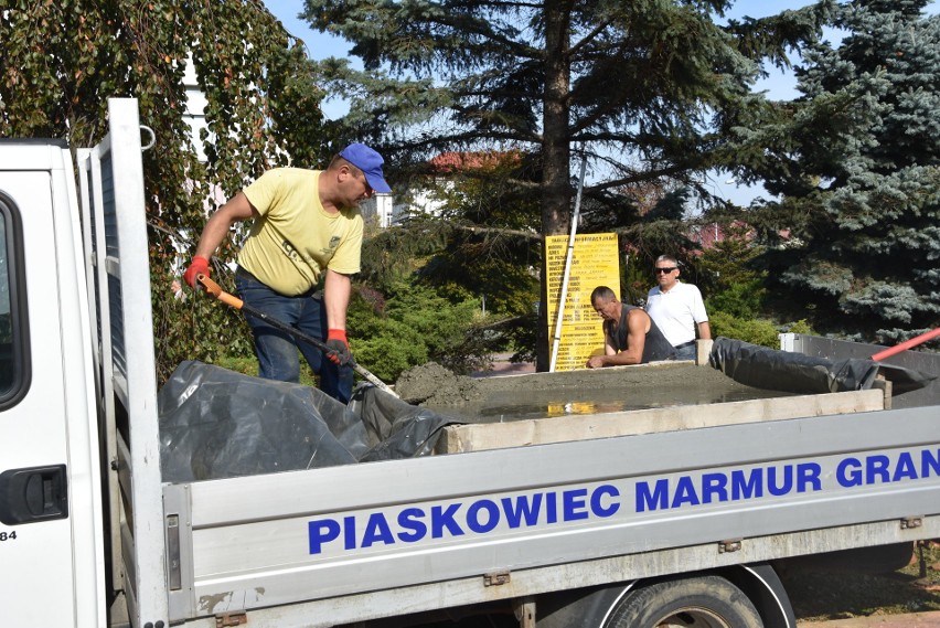 Tarnów. W miejscu, gdzie ma stanąć pomnik Piłsudskiego rozpoczęły się prace [ZDJĘCIA]