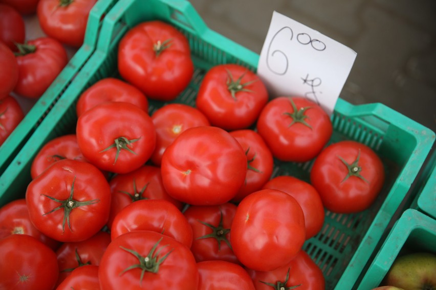 Sprawdziliśmy ceny owoców i warzyw pod Halą Targową. Zobacz...