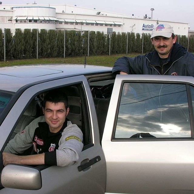 Wojciech Szymański (z lewej) i Adam Rydzanicz z Pawłowa dojeżdżąją do Oławy. W Brzegu takiej pracy nie ma - mówią.
