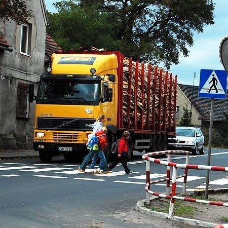 Widok tira zatrzymującego się przed przejściem dla pieszych to w Bieniowie prawdziwa rzadkość.