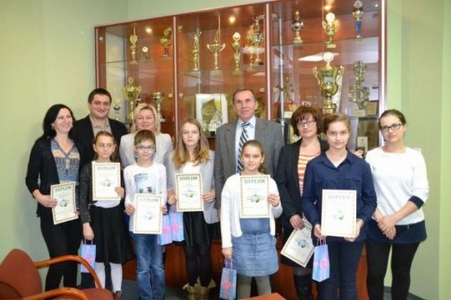 Laureaci konkursu ekologicznego z gminy Małogoszcz, którzy zebrali największą ilość surowców wtórnych.