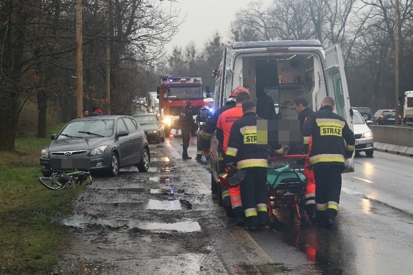 Wypadek dwóch aut i potrącenie rowerzysty na Karkonoskiej 
