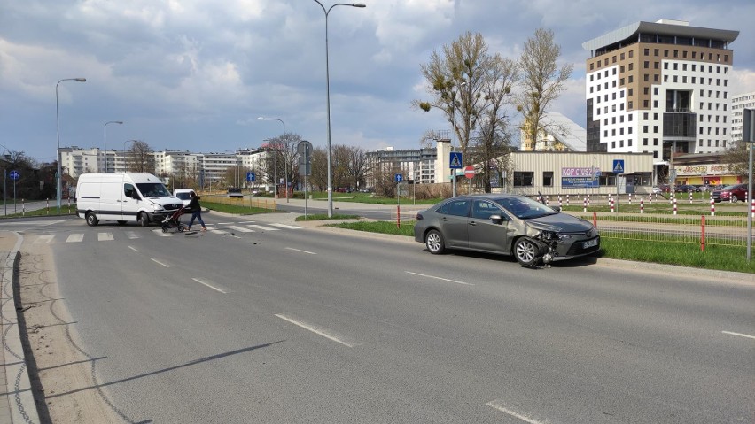 Wypadek na skrzyżowaniu ulic Wyszyńskiego i Bema. Zderzenie toyoty z dostawczakiem. Kobieta wymusiła pierwszeństwo [ZDJĘCIA]