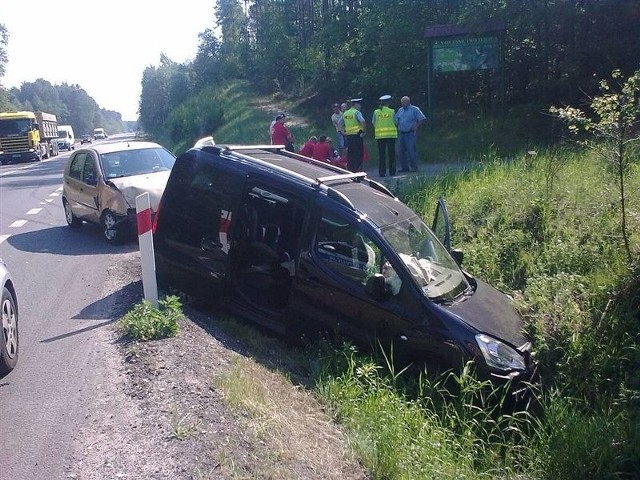 W citroena berlingo, kierowanego przez 24-letnią kobietę, wjechał fiat punto, kierowany przez 61-letniego mężczyznę.