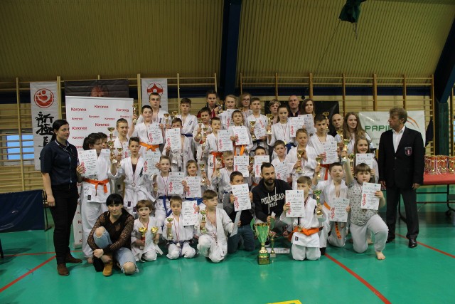 Ekipa Kieleckiego Klubu Karate Kyokushin Koronea z prezesem klubu Krzysztofem Borowcem (z prawej) na zawodach w Rawie Mazowieckiej.