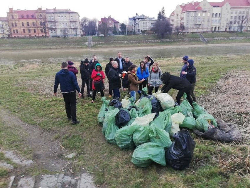 Społeczna akcja sprzątania bulwarów nad Sanem w Przemyślu.