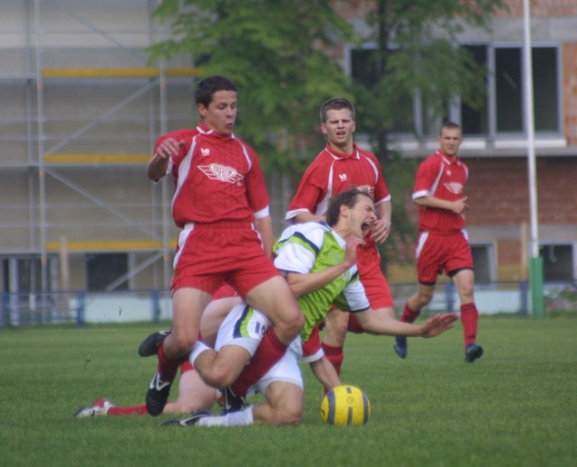 Wiosną 2008 roku piłkarze Fabloku (czerwone stroje) spadli z IV ligi