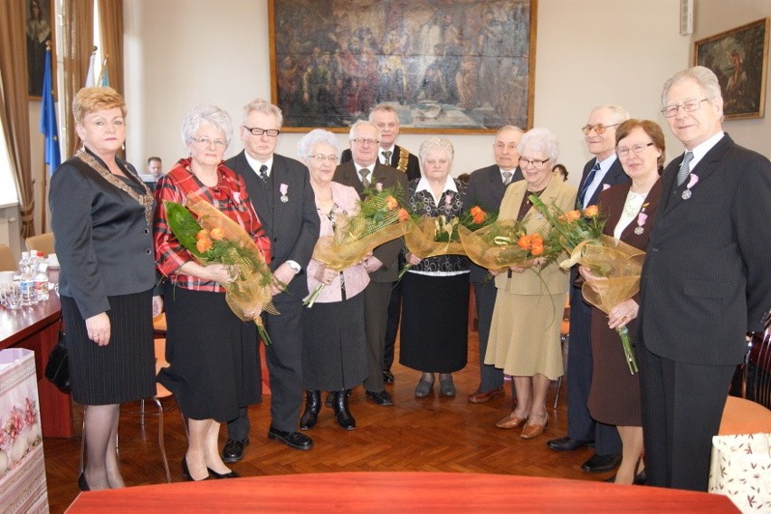 ŻNIN. Oni są razem od 50 lat! Pięć par świętowało jubileusze w ratuszu