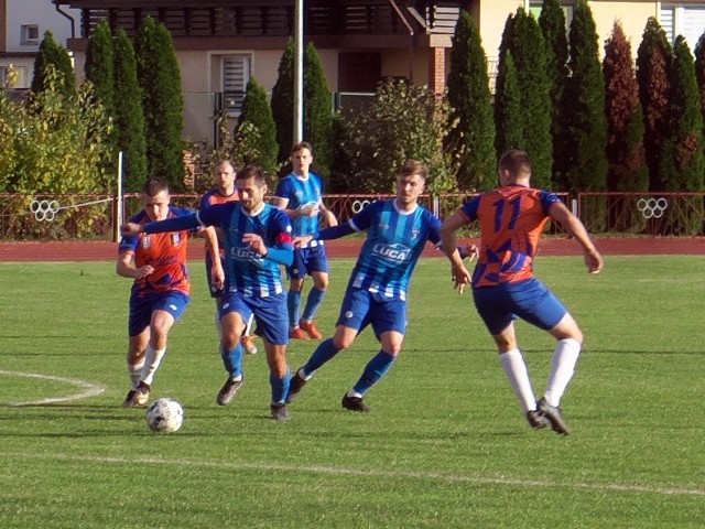 MKS Kańczuga (pomarańczowe koszulki) przegrał z Błękitnymi Ropczyce.