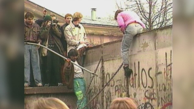 Upadek Muru Berlińskiego: symbol podziału runął 9 listopada 1989 roku [WIDEO]
