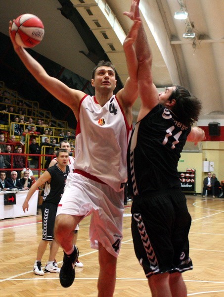 Koszykarze Stali Stalowa Wola (z piłką Marek Miszczuk) przegrali z Basketem w Poznaniu.