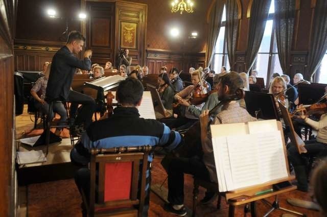 Adam Sztaba podczas prób z Toruńską Orkiestrą Symfoniczną w Dworze Artusa