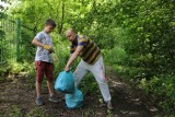 Sprzątali zielony teren między ulicą Wycieczkową i Centralną. Mieszkańcy chcą pokazać, że może tam być park, a nie osiedle domków