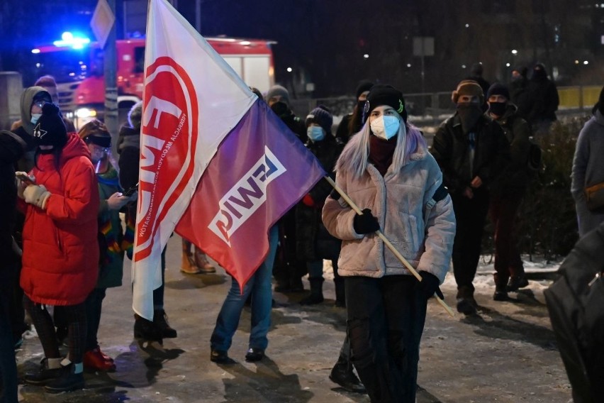 Kolejny protest kobiet w Kielcach. Pod siedzibą PiS zatańczyli... poloneza [ZAPIS TRANSMISJI]