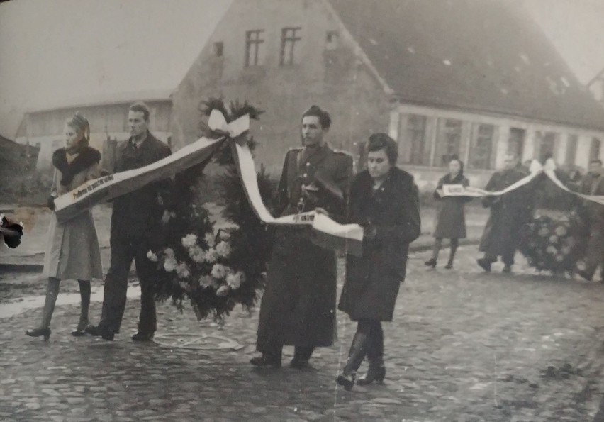 Listopad, 19456 roku, kondukt pogrzebowy Jana Kubisa na...