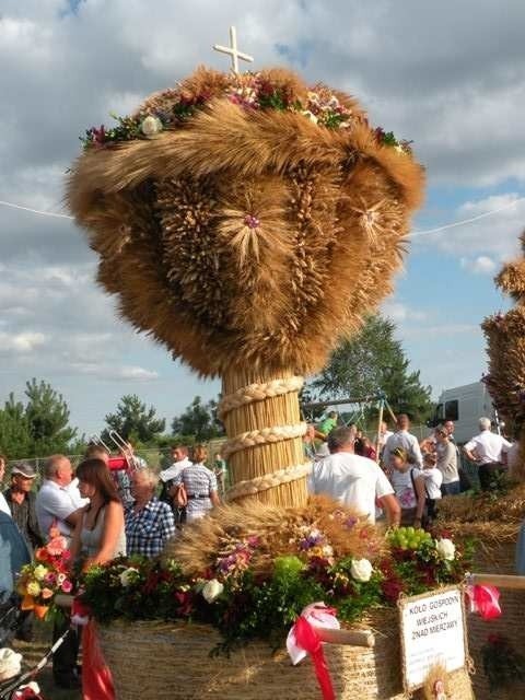 Przepiękny wieniec Koła Gospodyń Wiejskich Znad Mierzawy reprezentować będzie gminę Michałów podczas niedzielnych dożynek powiatowych w Złotej.
