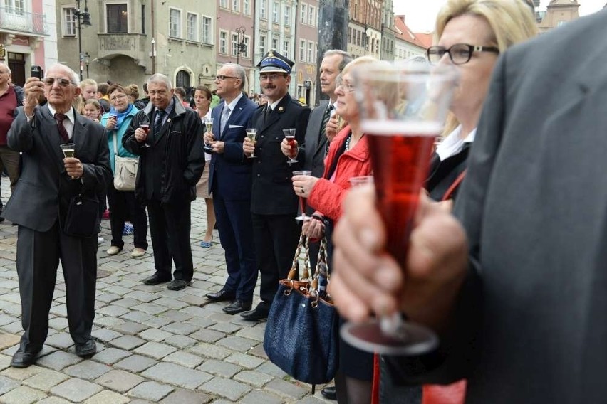 Biało-czerwony toast na Starym Rynku w Poznaniu