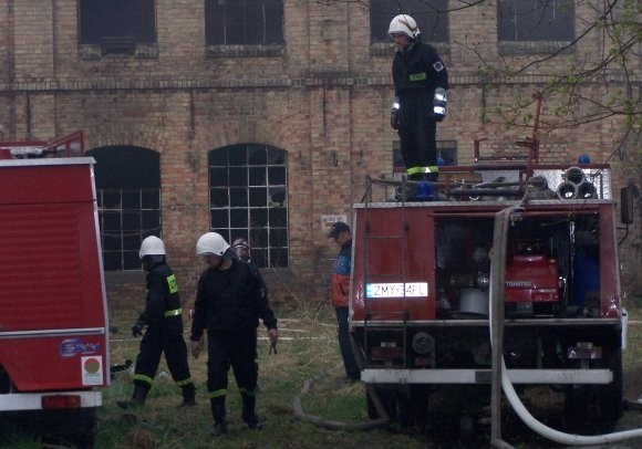 Na razie zamiast inwestorów, na terenie starego tartaku najczęściej pojawiają się strażacy. Ciekawe jak długo to jeszcze potrwa.