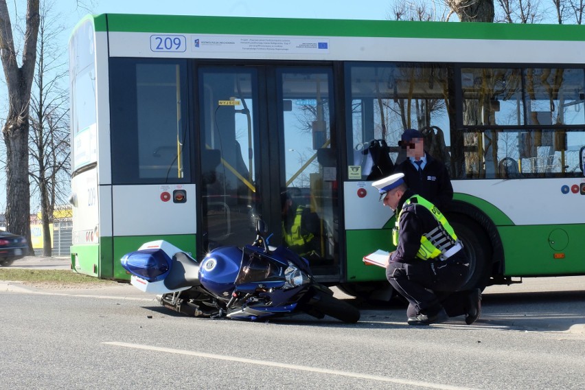 Wypadek motocyklisty przy ul. 42 Pułku Piechoty w...