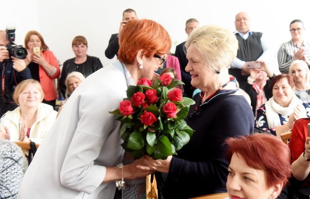 W poniedziałek w budynku po byłym liceum odbyło się uroczyste otwarcie Dziennego Domu Senior+ w Czerwieńsku. W uroczystości, oprócz burmistrza Piotra Iwanusa wziął udział także wojewoda Władysław Dajczak oraz Elżbieta Rafalaska, minister pracy i polityki społecznej. Dzienny Dom Senior+ będzie otwarty w godz. 8.00-16.00. Osoby starsze będą mogły tam przechodzić zajęcia terapeutyczne, będą przygotowane dla nich kursy czy też warsztaty. Jak twierdzi urząd gminy seniorzy będą mogli rozwijać swoje pasje, nie będą musiały siedzieć same zamknięte w czterech ścianach swojego domu.- Jestem bardzo zadowolony, że udało nam się stworzyć miejsce przeznaczone dla naszych seniorów. Na tej inwestycji skorzysta wielu mieszkańców, jest bardzo wielu zainteresowanych. Zastanawialiśmy się już wcześniej, co zrobić z tym obiektem. Cieszę się, że w dalszym ciągu będzie pełnił funkcje społeczne. W naszej gminie kładziemy bardzo duży nacisk na te kwestie. To właśnie z tego powodu walczyliśmy o żłobek czy też gminne centrum rehabilitacyjne - przekonuje burmistrz Iwanus. Na dom dla seniorów Czerwieńsk wydał 580 tys. zł, z czego 275 tys. zł wyniosło rządowe dofinansowanie. Pracę burmistrza Iwanusa doceniła minister Elżbieta Rafalska. - Program rządowy to jedno. Ale nie zawsze samorządy chcą brać udział w naszych programach. Dzieje się to z różnych powodów. My wykładamy dofinansowanie, ale przecież później dochodzą stałe koszty prowadzenia takiej placówki. Na szczęście w Czerwieńsku burmistrz podjął się tego zadania. Dzięki takim ośrodkom osoby starsze mogą poczuć, że nie są odstawione na boczny tor. Mogą w dalszym ciągu brać udział w aktywnym życiu społecznym - twierdzi minister. Podczas uroczystości wzruszenia nie mogła ukryć Krystyna Nowakowska, seniorka. - To piękne miejsce. To przejaw ogromnej troski naszych władz. Mamy nadzieję, że będzie to nasz drugi dom. Jako seniorzy chcemy czuć się potrzebni, chcemy być być aktywni, wciąż mamy swoje potrzeby - uważa kobieta. 