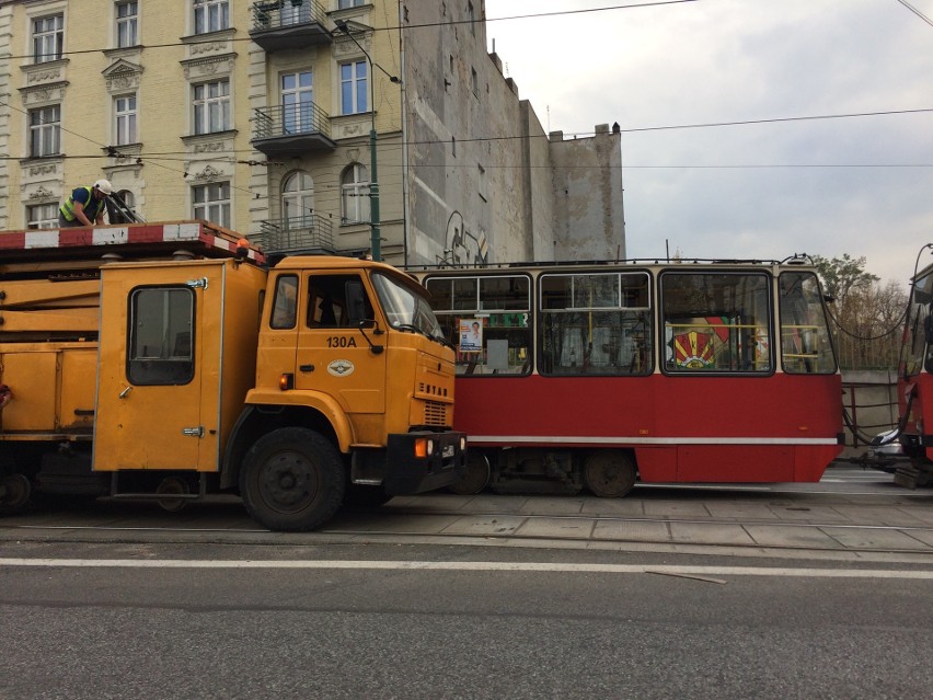 Unieruchomiony tramwaj na ulicy Piłsudskiego w Sosnowcu