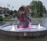 Kolorowa fontanna w Łagowie już działa i budzi zachwyt mieszkańców (ZDJĘCIA)